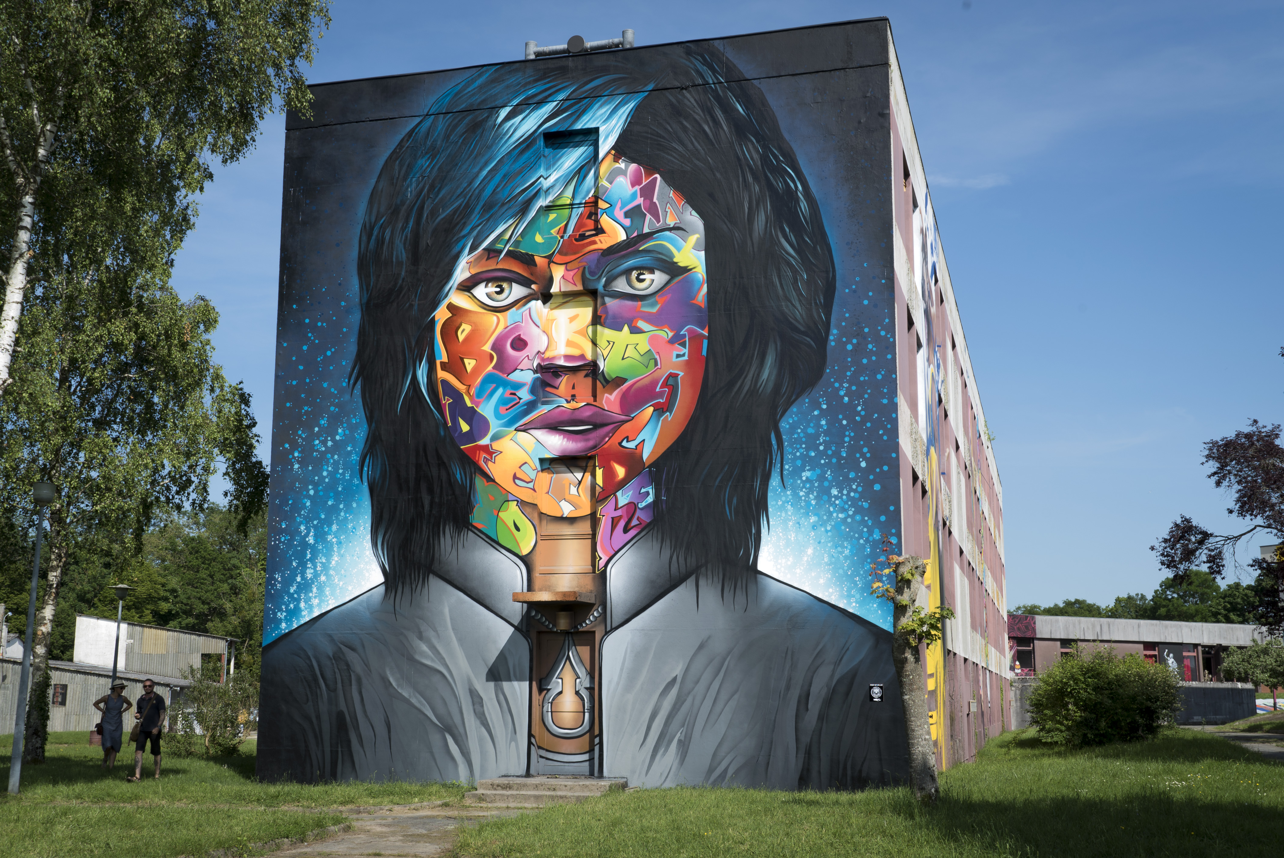Un mur recouvert par un street artiste